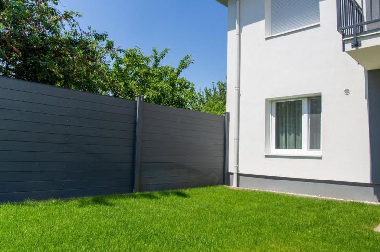 Installer une clôture à Tinteniac, matériaux et conseils
